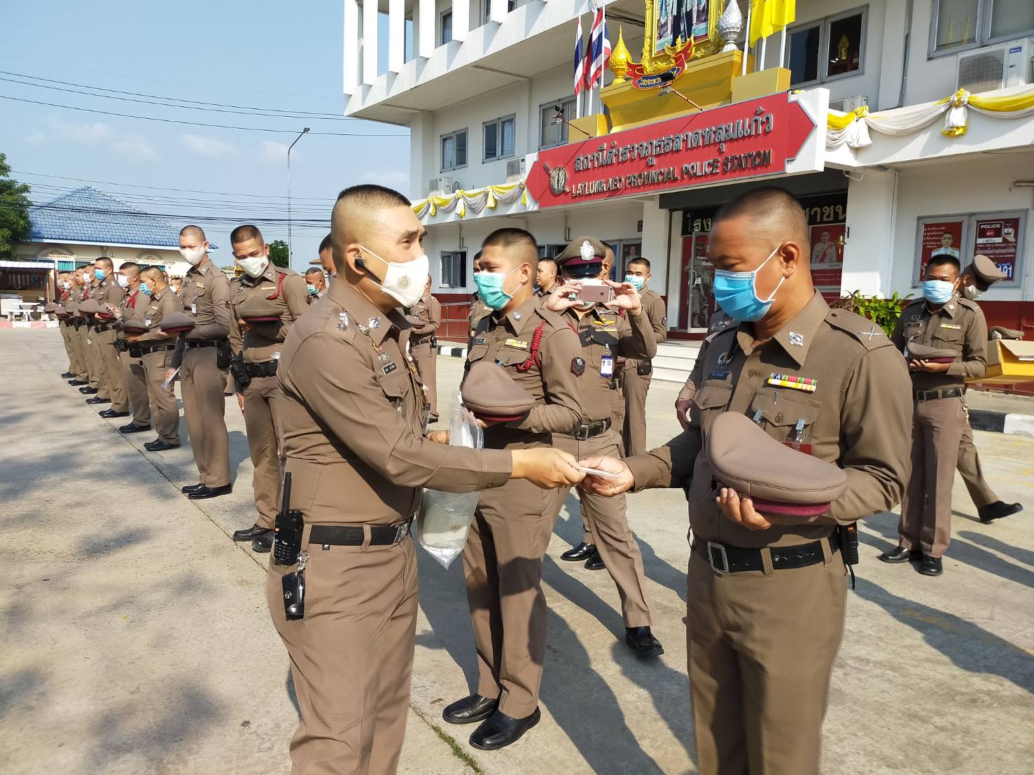 ผู้กำกับฯลาดหลุมแก้ว วางมาตรการป้องกันเชื้อโควิด19 พ่นยาฆ่าเชื้อแจกหน้ากากเจลล้างมือ