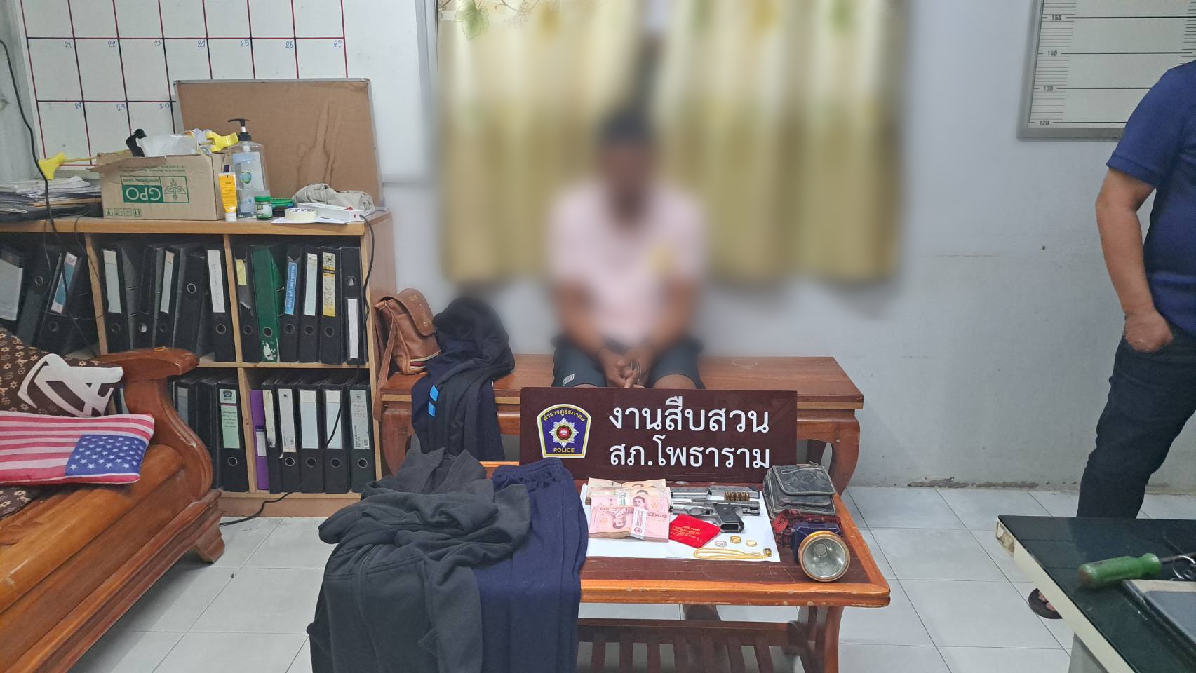 สืบโพธารามจับแล้วโจรไอ้โม่งตระเวณเปิดหลังคาร้านของชำเข้าไปลักเงิน