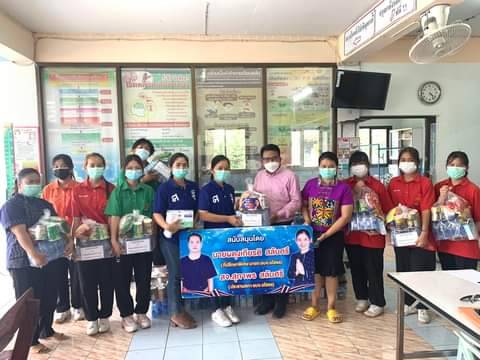 ประธานสภา อบจ.ยโสธร มอบชุดกักตัวและน้ำดื่มปชช.ในสถานการณ์โควิด
