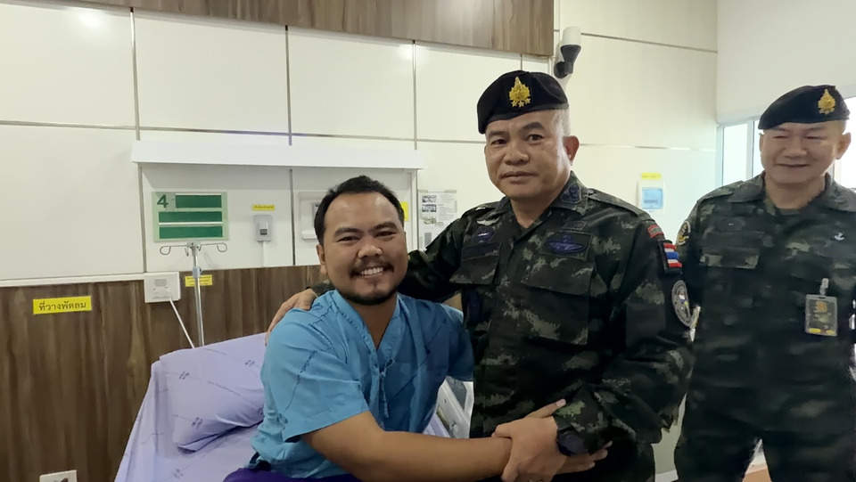“แม่ทัพภาคที่ 2” เยี่ยมให้กำลังใจทหารบาดเจ็บจากเหตุปะทะ “ชายแดนไทย–กัมพูชา”