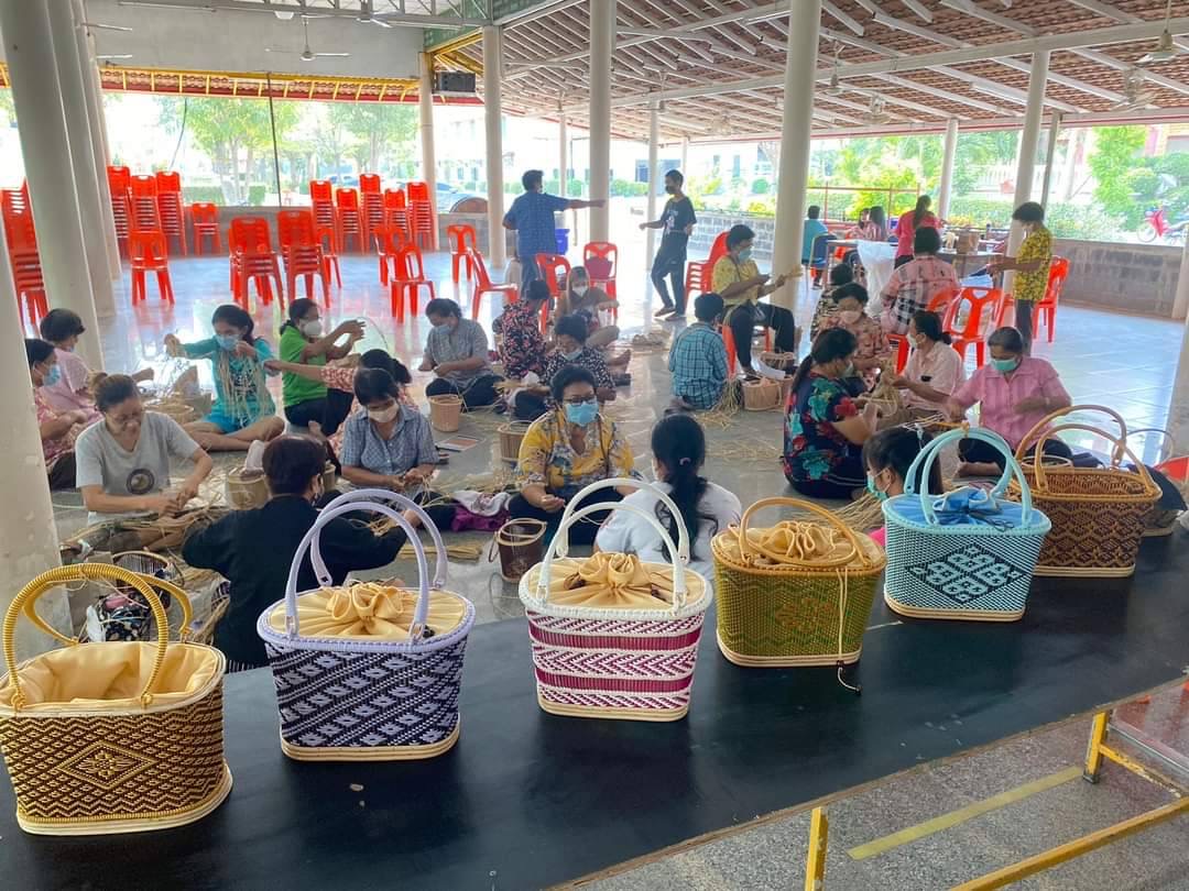 อบต.มหาสอน ส่งเสริมให้ผู้สูงอายุสานตะกร้าหวายเทียมเสริมรายได้ พัฒนาคุณภาพชีวิต