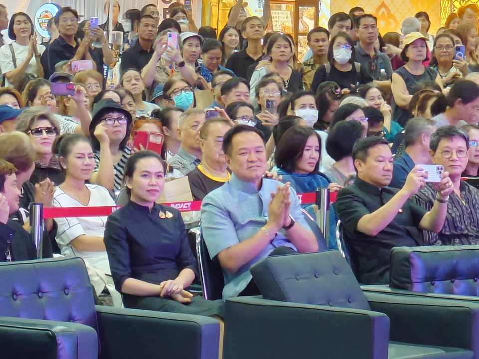 นายกฯ เดินโอทอปวันที่ 4 ก่อนขึ้นเวที ร้องเพลง “เพียงกระซิบ” กับวงเดอะพาเลซ