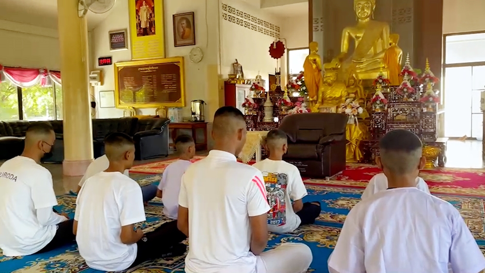 ตำรวจ สภ.จอมพระ นำเด็ก 10 คน กลุ่มเสี่ยงมีพฤติกรรมก่อเหตุทะเลาะวิวาท เข้าวัดอบรมละลายพฤติกรรม