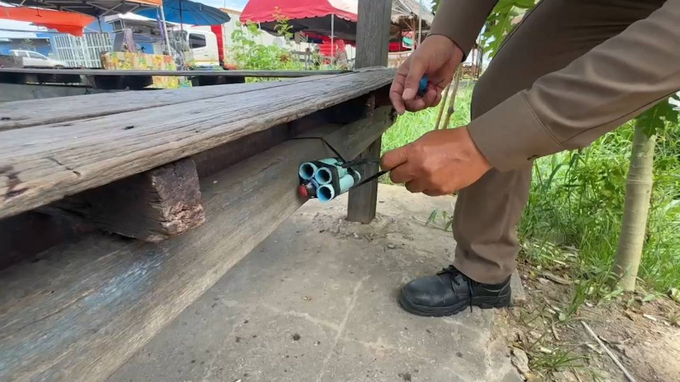ชาวบ้านแตกตื่น! ชายนำวัตถุต้องสงสัยคล้ายระเบิดวางศาลาพักริมทาง ตำรวจขอนแก่นคุมตัวสอบ 