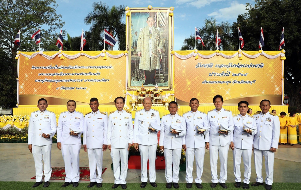 นอภ.บางละมุง นำพสกนิกรร่วมรำลึกวันพ่อแห่งชาติ ปี 65 ตักบาตรพระ 89 รูป ถวายเป็นพระราชกุศล