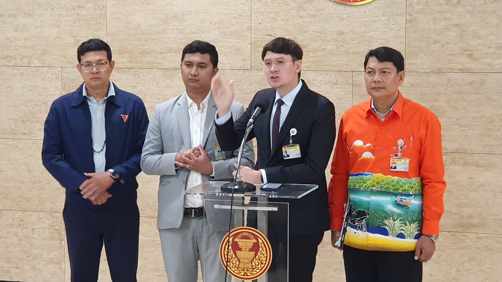 “ก้าวไกล” แถลงค้านย้าย “หมอสุภัทร” ทำตามหน้าที่ ปกป้อง ขรก.น้ำดีที่ถูกรังแก ชี้ “ภท.” ใช้เรื่องนี้เป็นเครื่องมือการเมือง