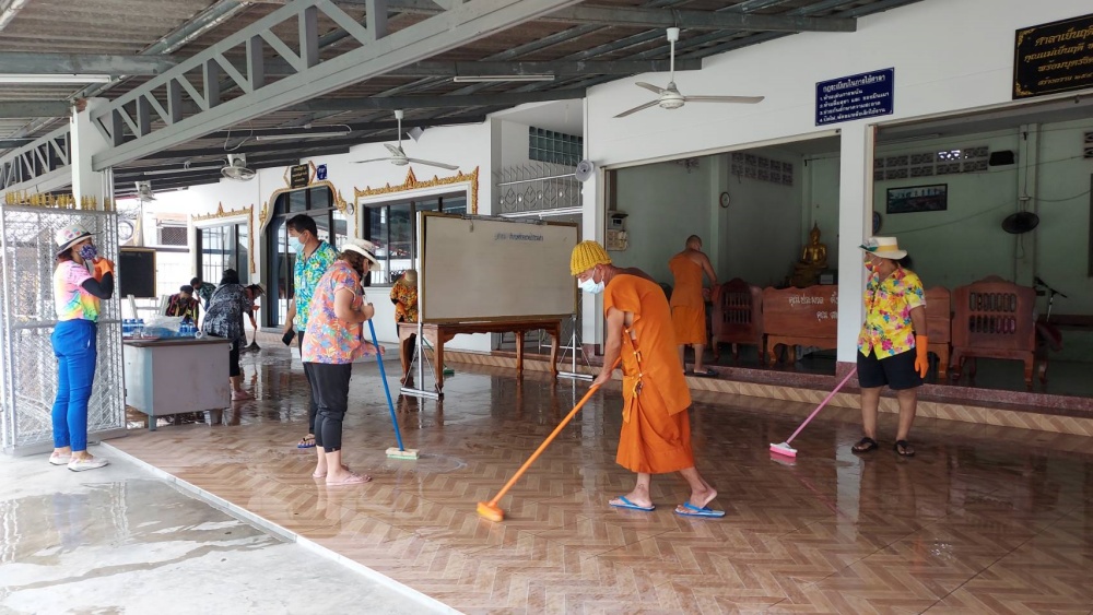 เมืองพัทยา ลุยต่อเนื่องทำความสะอาดวัดฆ่าเชื้อโควิด ในศาสนสถาน