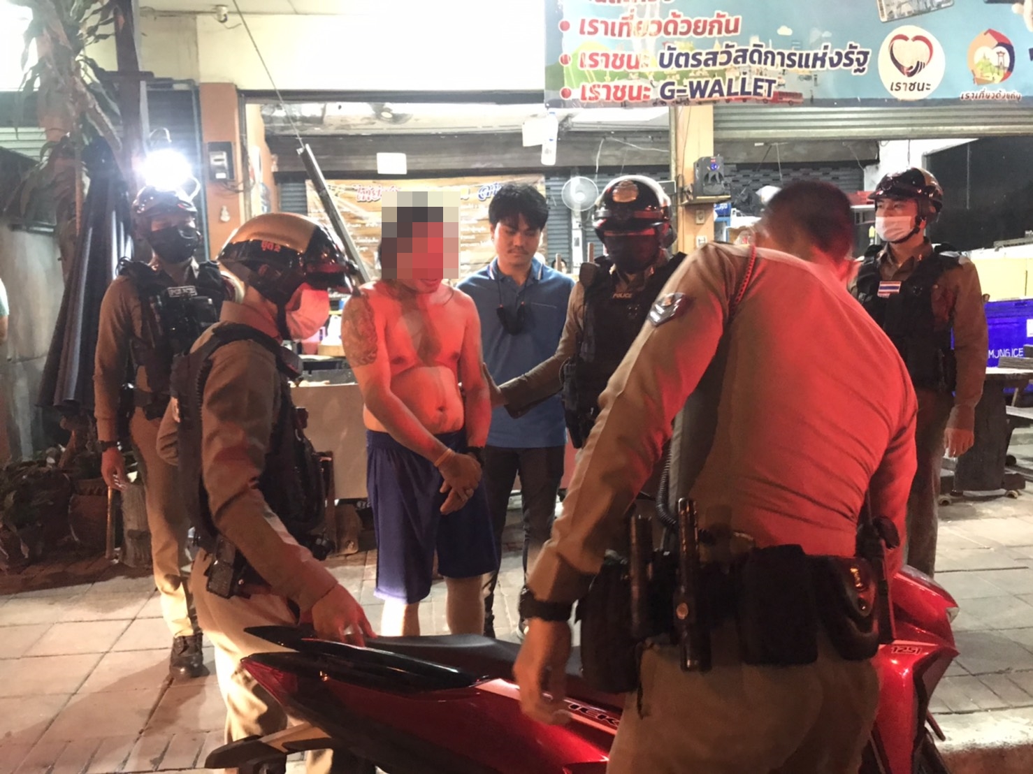 เมากร่าง ชาวบ้านบอกเบาเสียง ชักปืนขู่ ตร.คุมตัวค้นเจอบีบีกัน