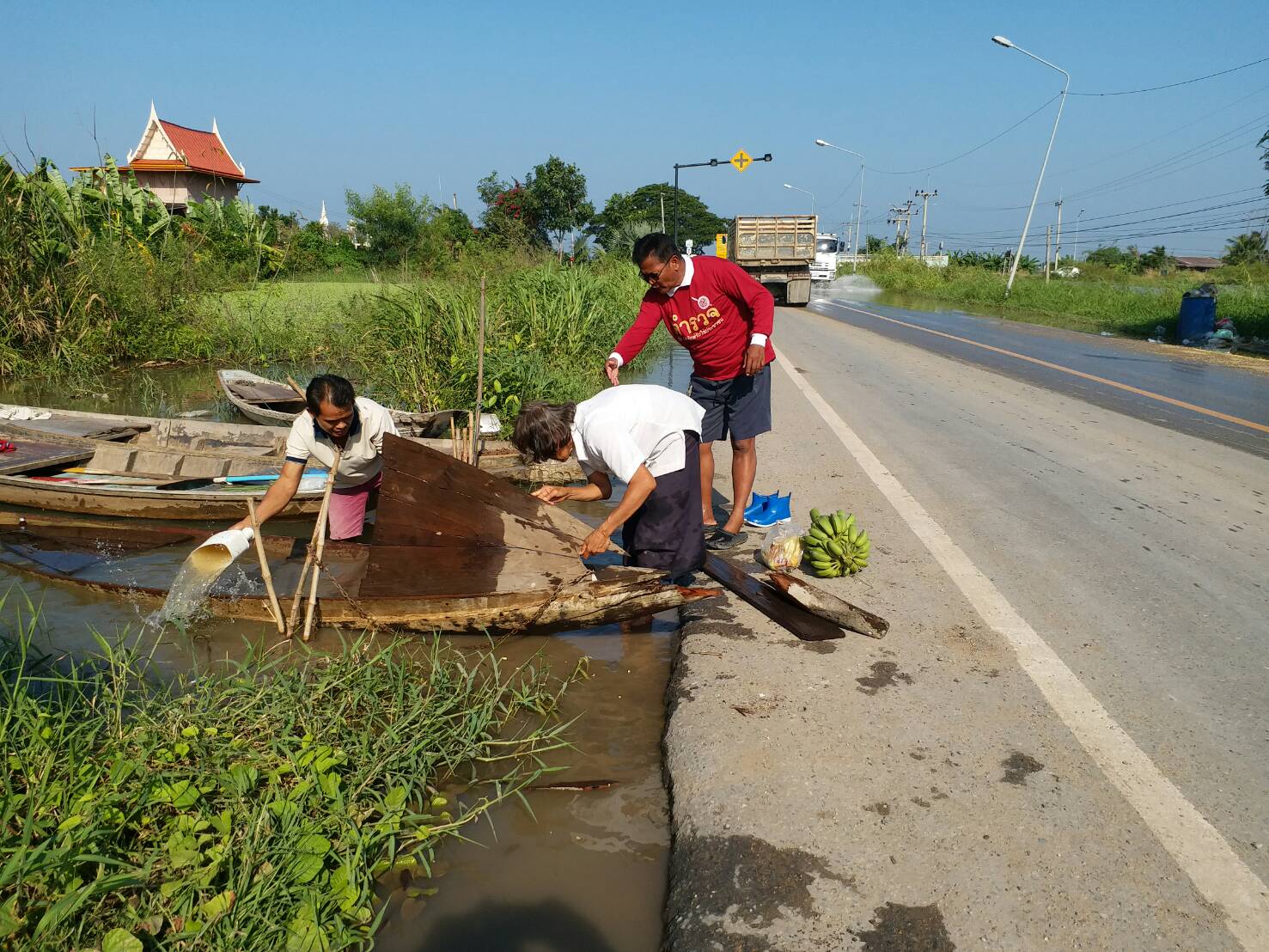 ชาวบางบาลโร่ร้องตำรวจสิบล้อขับฝ่าน้ำท่วมเหยีบเรือพัง