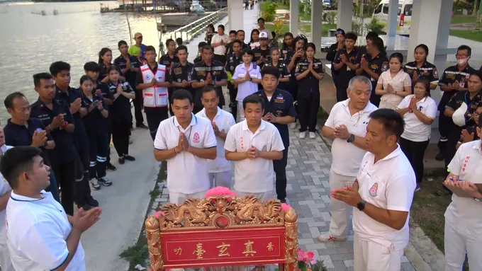 ศูนย์กู้ภัยสว่างสงขลาร่วมใจ จัดพิธีลอยกระทงโปรดวิญญาณผู้ที่เสียชีวิตในทะเลเป็นสัมภเวสี 