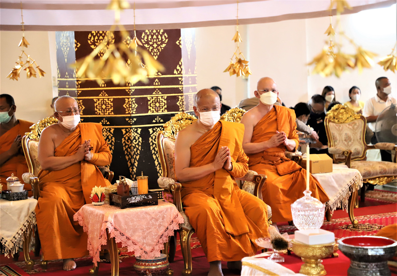 อยุธยา- สมเด็จพระมหาวีรวงค์ ปธ.ยกฉัตรขาว 5 ชั้น กางกั้นถวายพระพุทธนิมิตวิชิตมาร วัดหน้าพระเมรุฯ