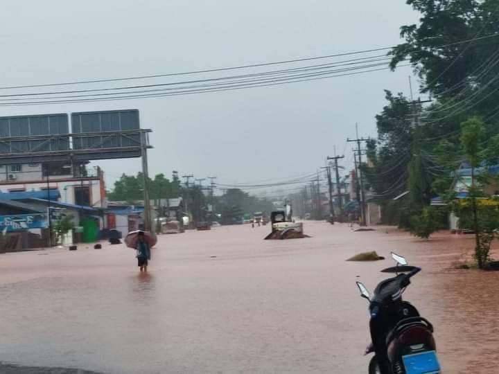 เมืองเมียวดีเกิดน้ำป่าไหลหลากเข้าท่วมขังบริเวณพื้นที่ลุ่มในเขตตัวเมืองอย่างหนัก