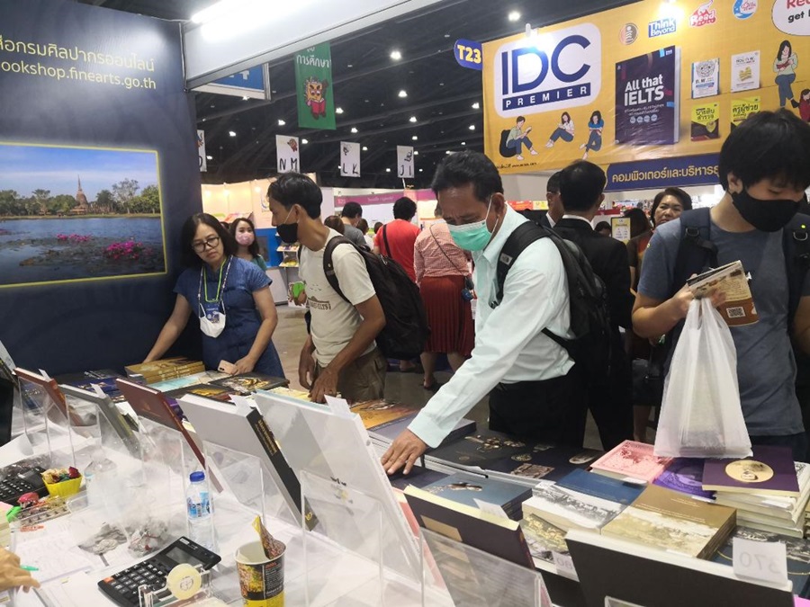 บูธกรมศิลป์ลดกระหน่ำ ในงานมหกรรมหนังสือระดับชาติ ครั้งที่25