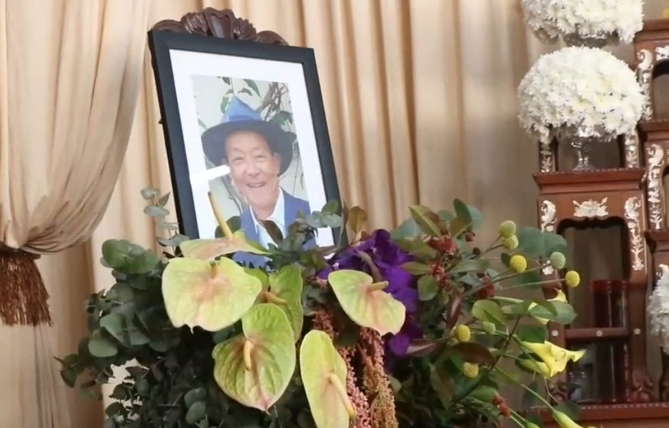 บรรยากาศงานรดน้ำศพคุณพ่อ 'คริส หอวัง' 