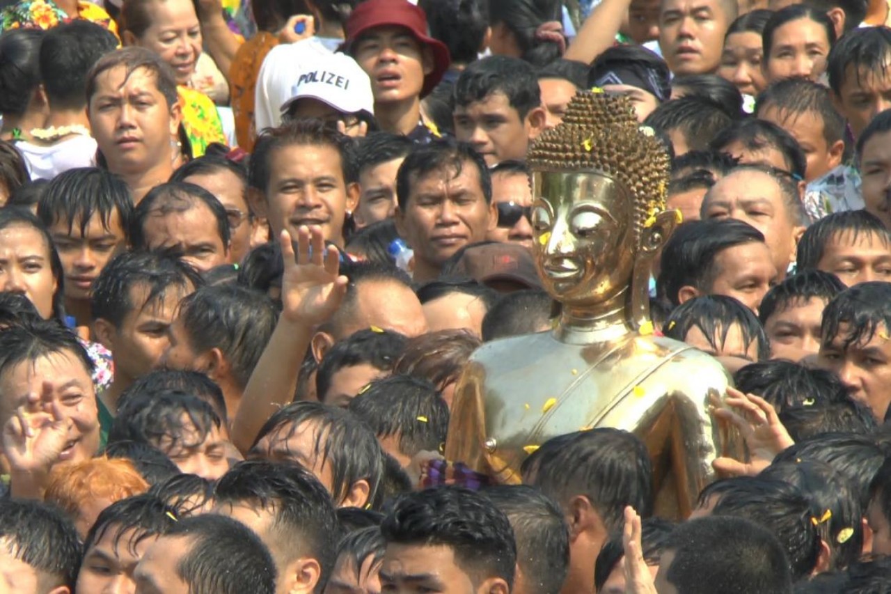 จังหวัดหนองคาย งดจัดกิจกรรม ในงานประเพณีสงกรานต์ รวมถึงพิธีอัญเชิญหลวงพ่อพระใส พระคู่บ้านคู่เมืองลงจากพระอุโบสถ เพื่อป้องกันการแพร่กระจายของโควิด-19