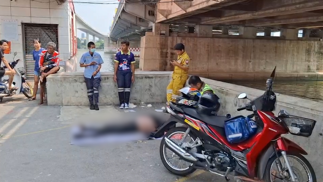 หนุ่มวัย 44  ลอยอืดกลางแม่น้ำเจ้าพระยาหลังตำรวจพบจยย.จอดทิ้งไว้กลางสะพานพระปกเกล้ามาแล้ว 3 วัน