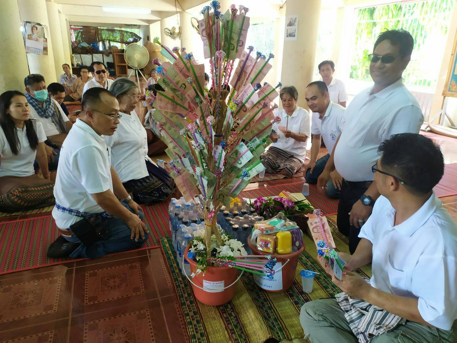 ชมรมวิทยุสมัครเล่นยโสธร นำต้นเทียนพรรษา-ต้นผ้าป่าถวายพระภิกษุสงฆ์จำพรรษา