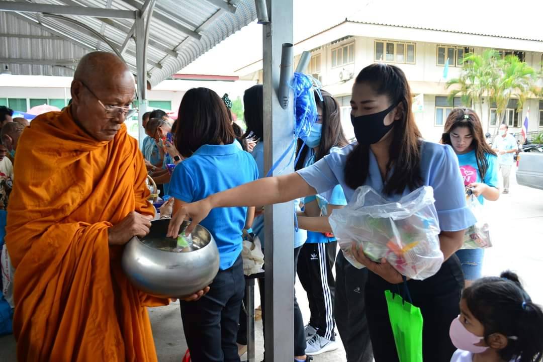 เทศบาลตำบลท่าวุ้งร่วมกับศูนย์เด็กเล็ก ทำบุญตักบาตรถวายเป็นพระราชกุศล เฉลิมพระชมพรรษา "สมเด็จฯพระพันปีหลวง"
