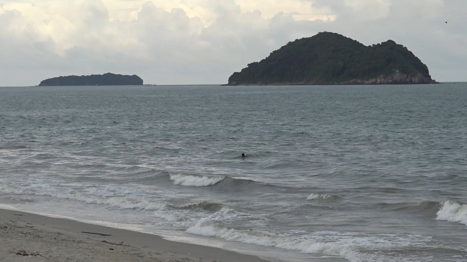 สงขลาคลื่นลมเริ่มมีกำลังแรงฝนตกหลังอุตุใต้เตือนฝนตกคลื่นลมแรง1-5ธ.ค.65