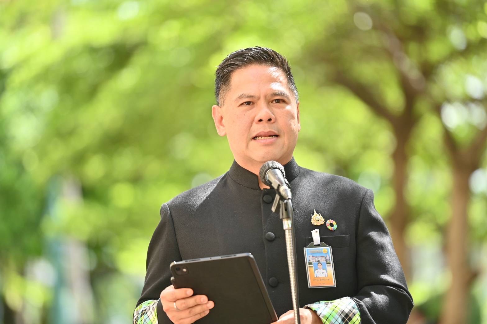 "วราวุธ" เผยพบ "ทักษิณ" ที่งานศพไม่ได้คุยการเมือง แจง "นายกฯ" ไม่ได้ส่งสัญญาณปรับครม. "พม." เงียบกริบ 