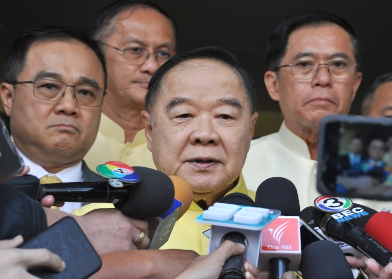 "บิ๊กป้อม" ต่อสาย "ตรีนุช"  สั่งเร่งแก้ปัญหานร.ติดในรถตู้ จี้ประสานสตช.สอบสวนหาข้อเท็จจริง ช่วยเหลือครอบครัวเด็กเสียชีวิต 