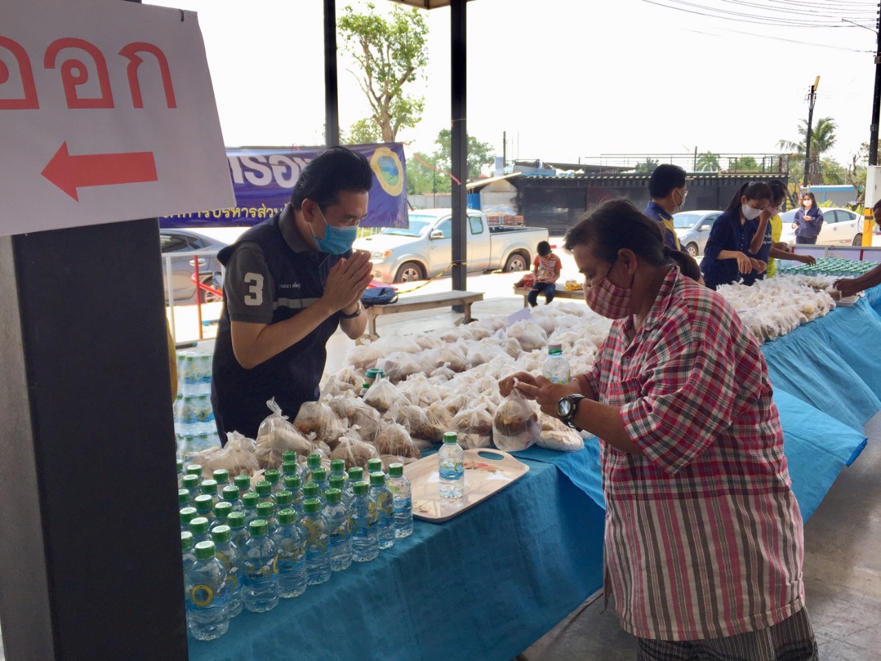 “ยุทธนา” นายก อบจ.หนองคาย แจกอาหารชาวบ้านในช่วงวิกฤติโควิด-19 มีประชาชนมาเข้าคิวรอรับอาหารจำนวนมาก ประกาศแจกไม่มีวันหยุด