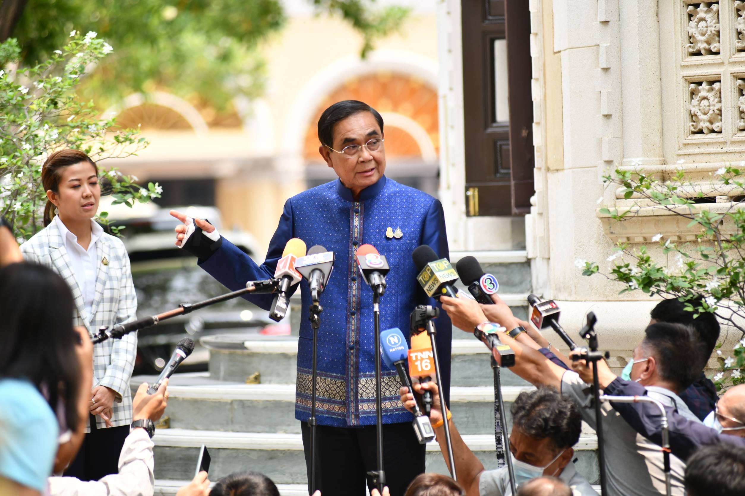 “นายกฯ” ถอดเข็มน้ำเกลือแล้ว เผย กพช. ยังไม่เคาะค่าไฟ วอนภาคอุตสาหกรรมอย่าขึ้นราคาสินค้า ยันไม่ได้ใช้งบฯทิ้งทวนใกล้ลต.