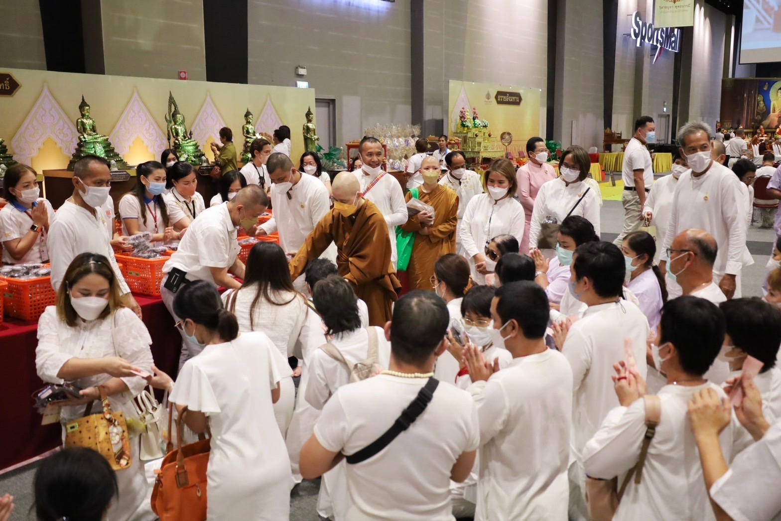 พ่อเมืองนำชาวโคราชตักบาตรข้าวมธุปายาสวันวิสาขบูชา ครบรอบ 555 ปี เมืองนครราชสีมา