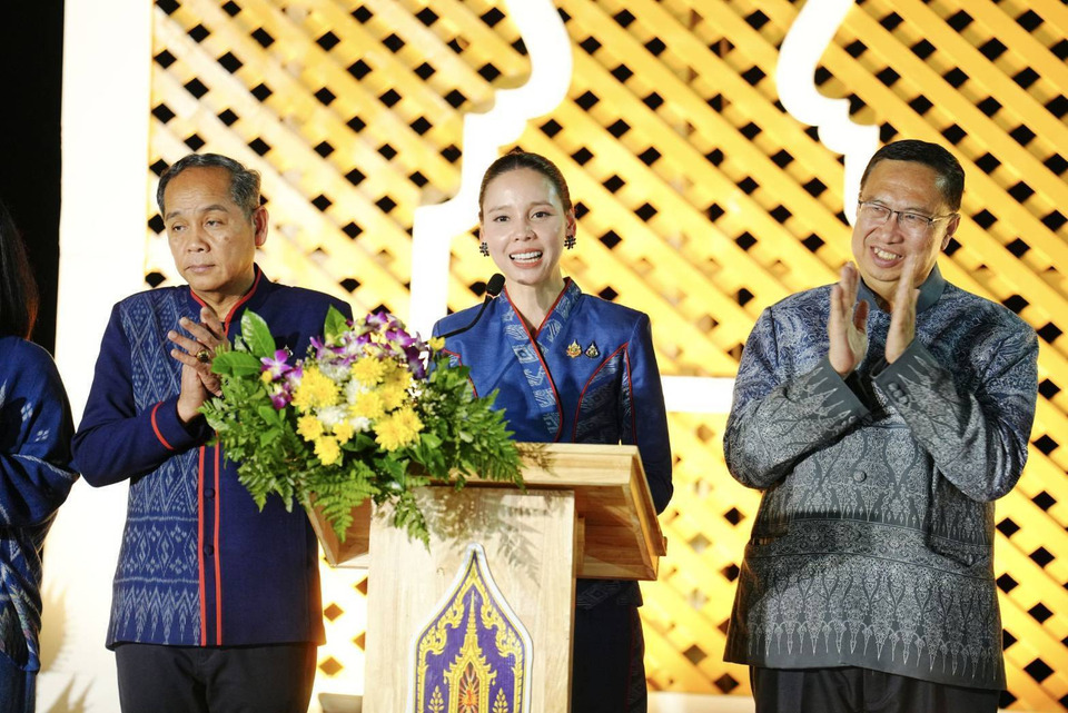 ยิ่งใหญ่ตระการตา “รมว.ซาบีดา” เปิดงานไหลเรือไฟโบราณสักการะบูชาพระธาตุพนม ปล่อยกระทงสาย - เรือไฟโบราณ เชื่อมสัมพันธ์สองฝั่งโขง ไทย - สปป.ลาว