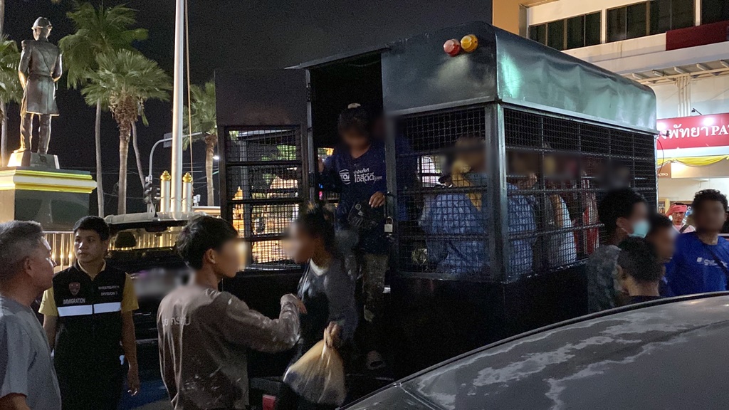 ตม.ชลบุรี กวาดล้างต่างด้าวลักลอบขายของแย่งอาชีพคนไทย