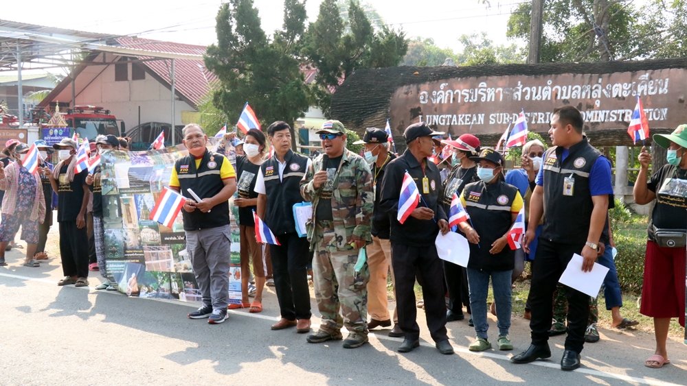 ชาวห้วยแถลงโคราช เดินขบวนบุกรังวัดแนวเขตทวงคืนที่สาธารณะโบราณอายุพันปี