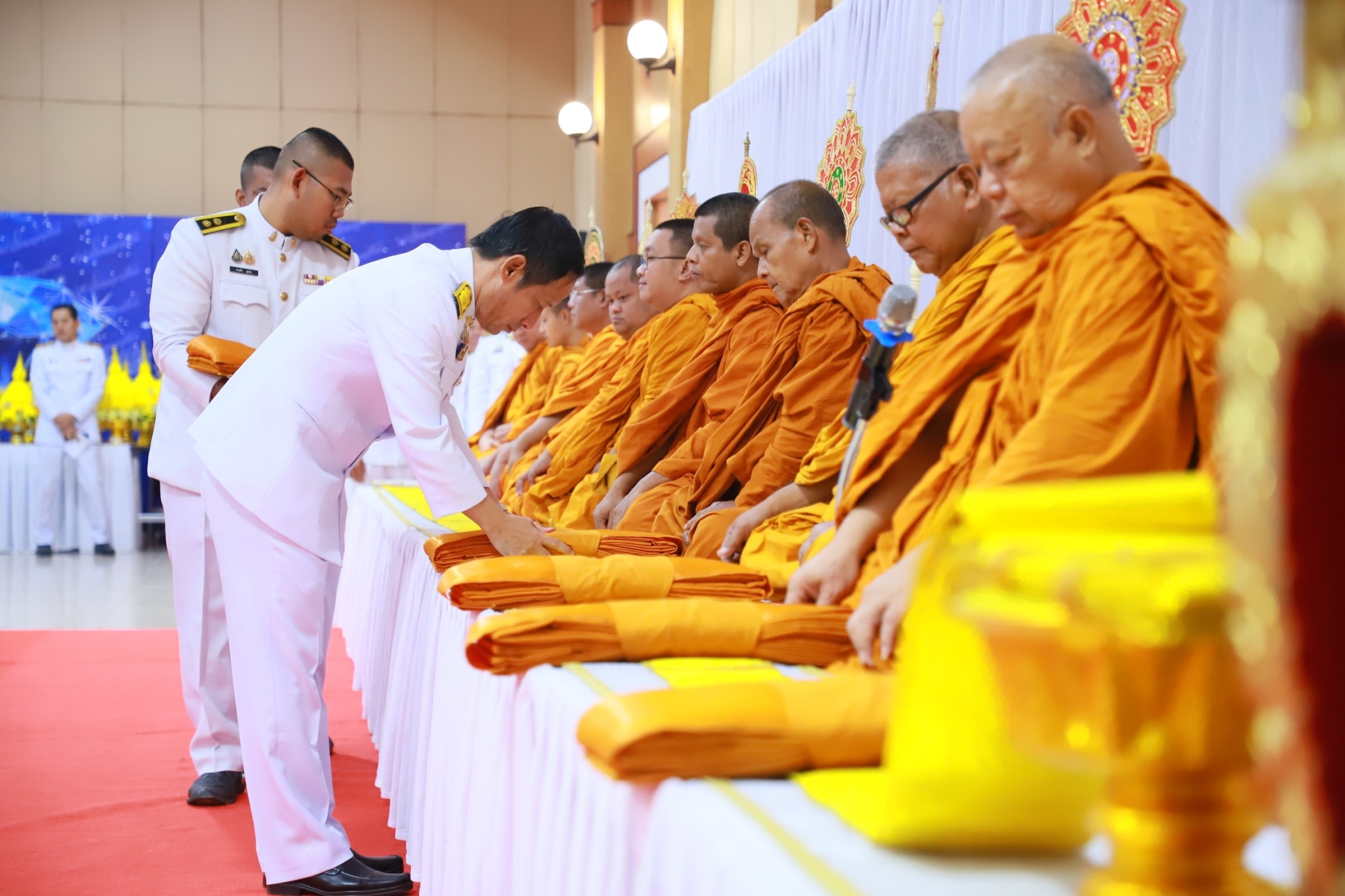 ตรังทำบุญตักบาตรถวายพระราชกุศลแด่ ร.9 เนื่องในโอกาสวันพ่อแห่งชาติ