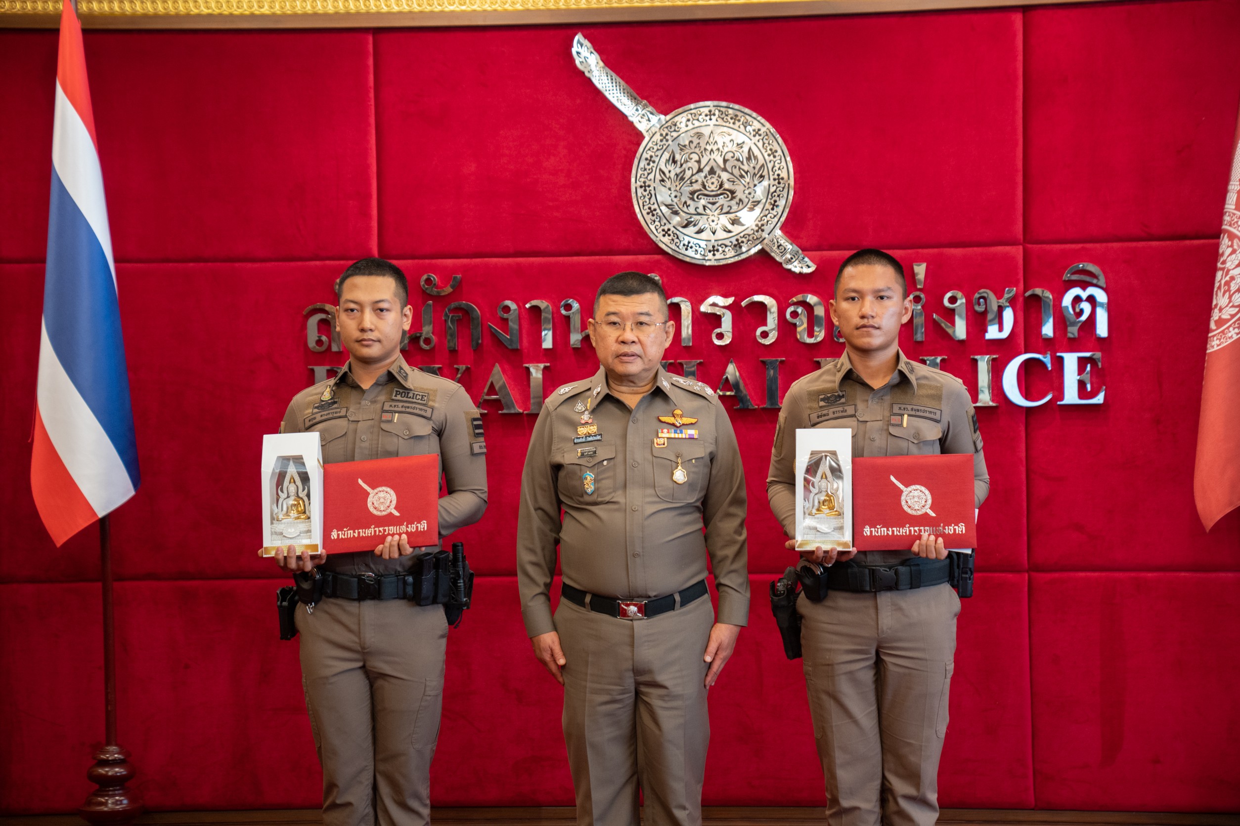 ผบ.ตร. มอบรางวัลแก่ตำรวจสายตรวจสภ.สาขลา เข้าระงับเหตุปล้นชิงทอง