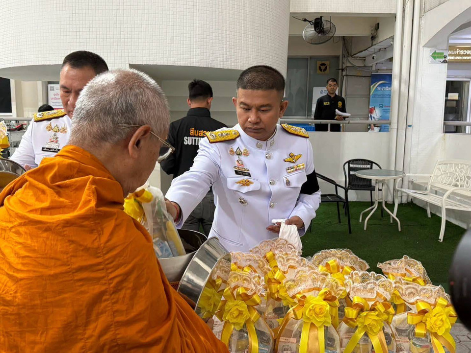 ตำรวจนครบาลทำบุญตักบาตรพระสงฆ์ พิธีถวายพระพรชัยมงคลเนื่องในโอกาสวันเฉลิมพระชนมพรรษา 