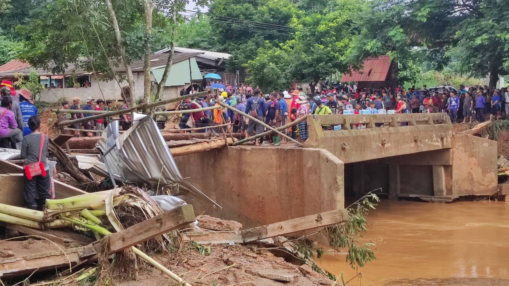 เชียงราย น้ำป่าถล่มสะพานบ้านแม่ปูนล่าง ชาวบ้านร่วมใจสร้างสะพานชั่วคราวส่งการช่วยเหลือ