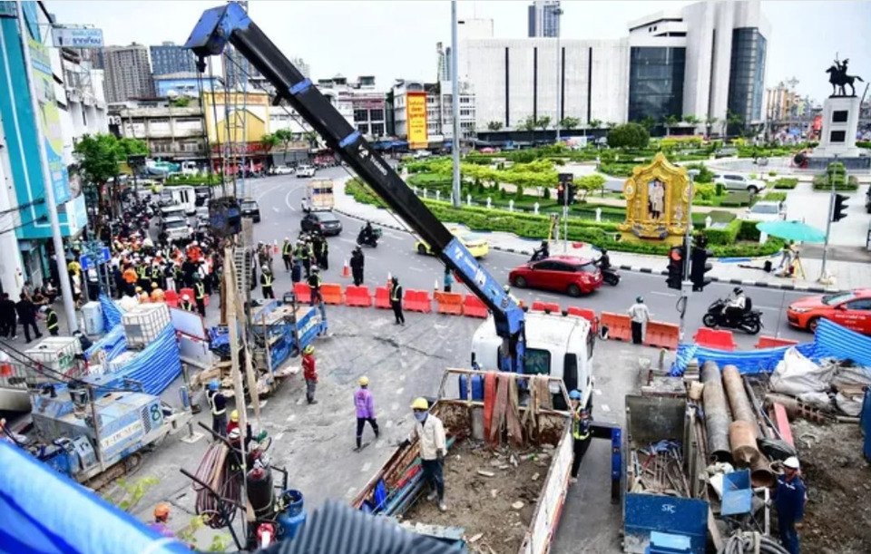 ติดตามอาคารทุก 30 นาที “คมนาคม” เร่งอุดน้ำรั่วอุโมงค์รถไฟฟ้าสายสีม่วง! ดินเริ่มเสถียร ตั้งศูนย์ช่วยเหลือผู้ได้รับผลกระทบแล้ว 105 ราย
