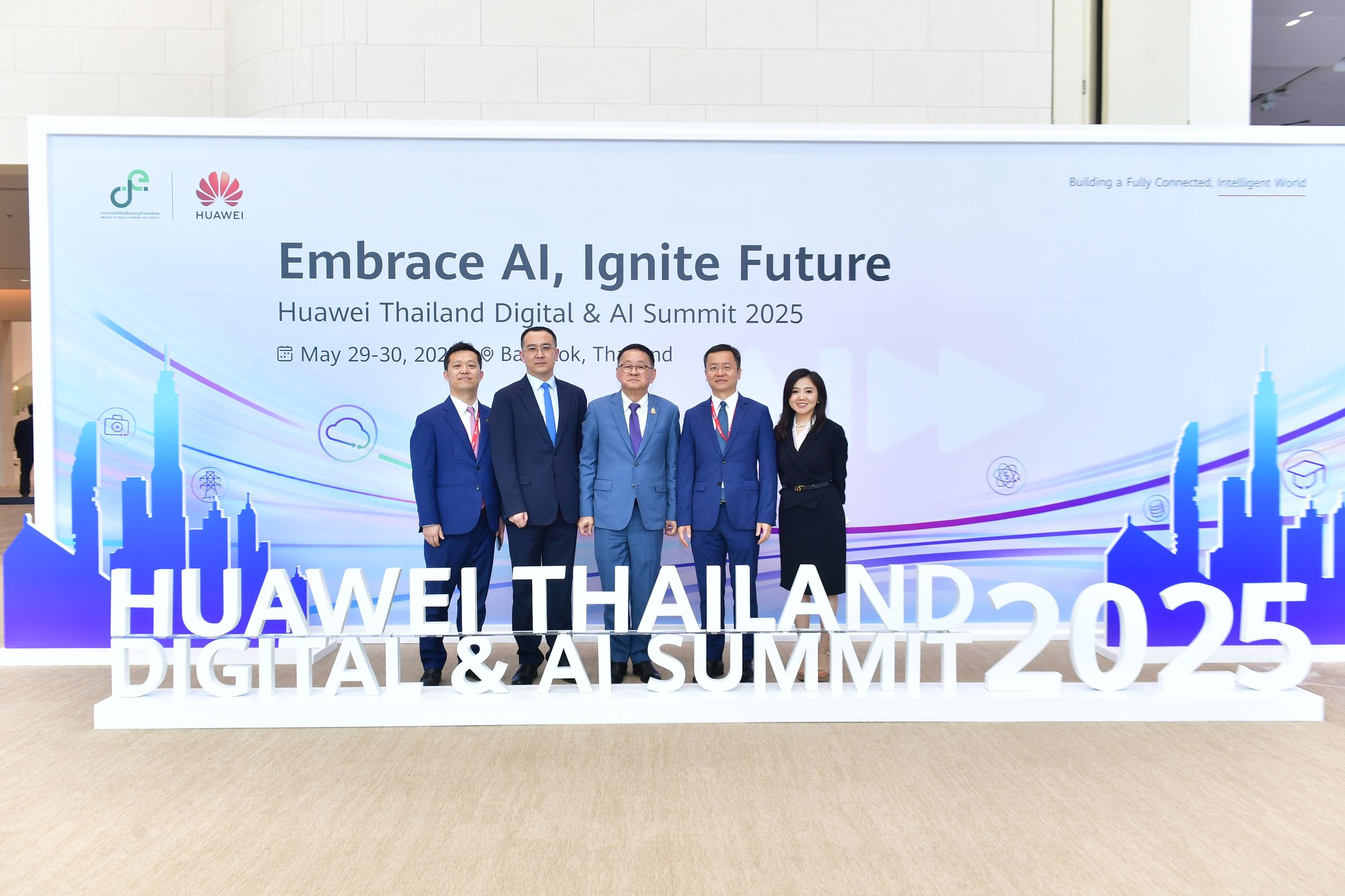 ประเทศไทยเร่งขับเคลื่อนการเปลี่ยนผ่านสู่ยุคดิจิทัลด้วย AI ตั้งเป้าสู่การเป็นศูนย์กลางด้านดิจิทัลและ AI ของอาเซียน