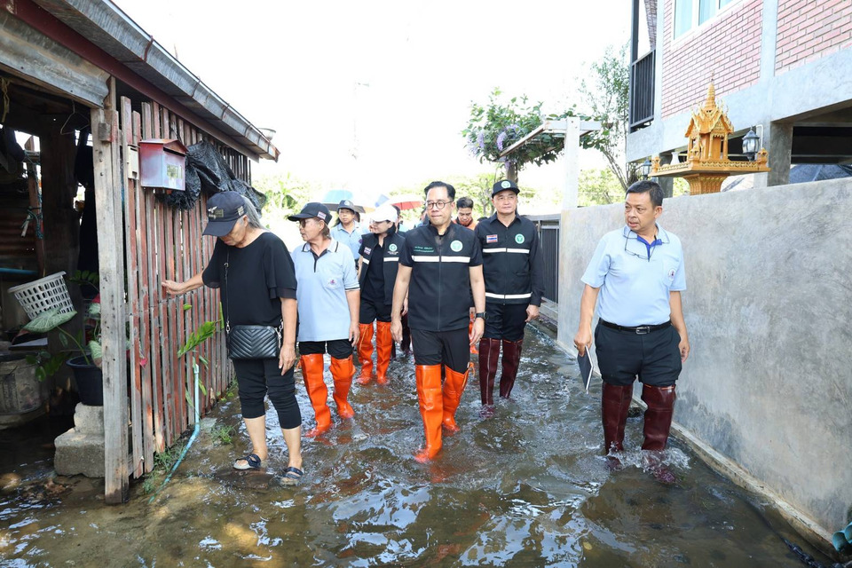 สสจ.ลพบุรี ลุยน้ำท่วมมอบเวชภัณฑ์–ดูแลกลุ่มเปราะบางในบ้านหมี่ บรรเทาผู้ประสบภัยทันที