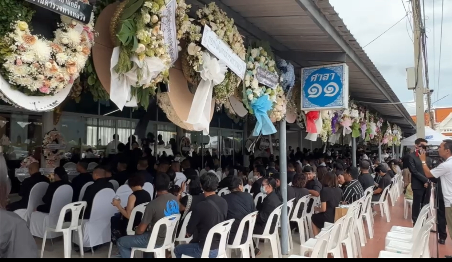 นายตำรวจชั้นผู้ใหญ่  ร่วมสวดอภิธรรมศพ “สารวัตรแบงค์” เพื่อนร่วมรุ่นร้องเพลง สน.สามพราน ก่อนพิธีพระราชทานเพลิงศพ