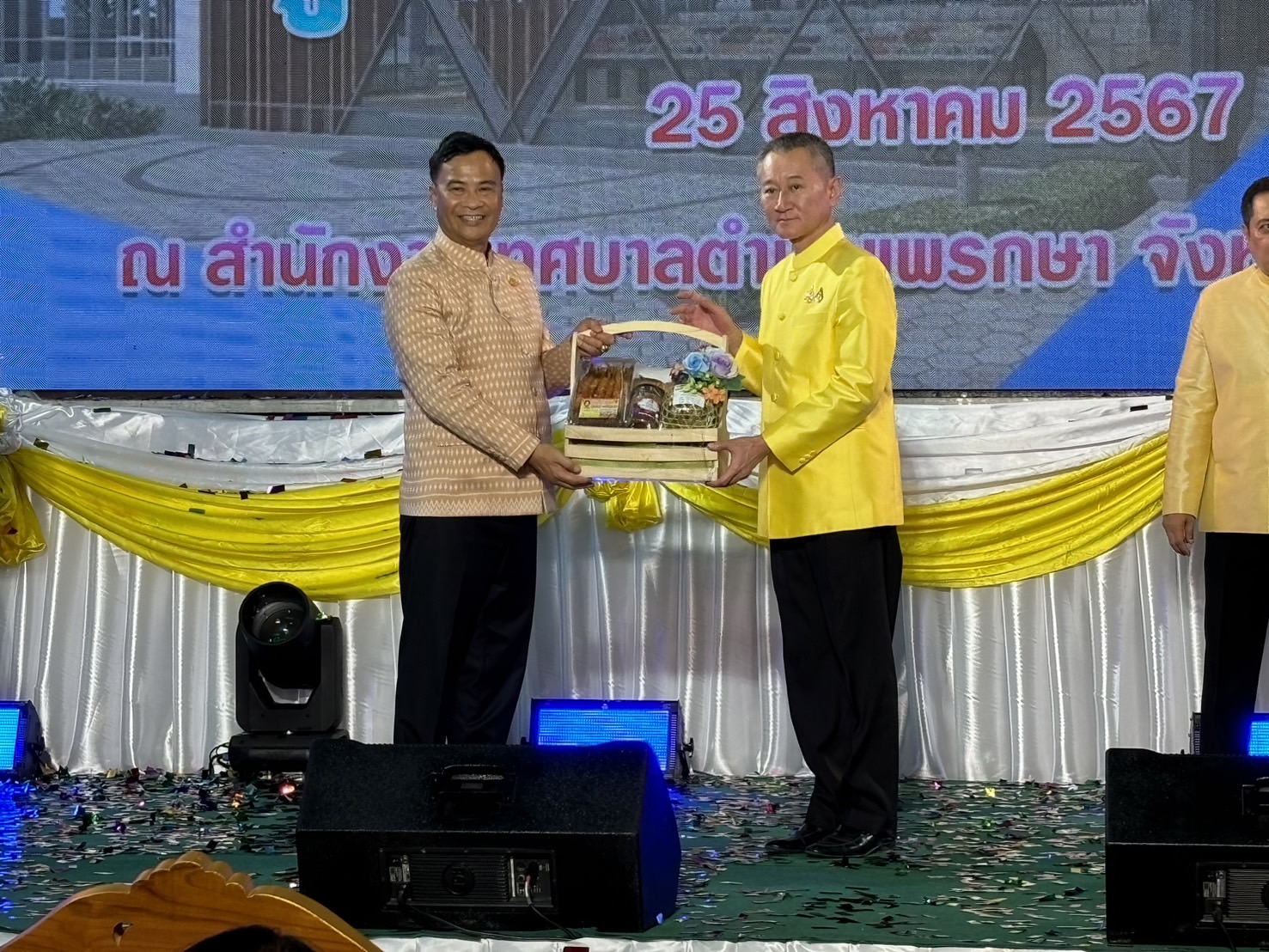 ทต.แพรกษาเปิดศูนย์จัดแสดงและจำหน่ายสินค้า OTOP