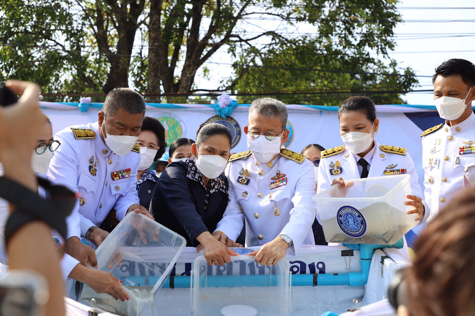 กรมประมงอ่างทองจัดพิธีปล่อยพันธุ์สัตว์น้ำ 
