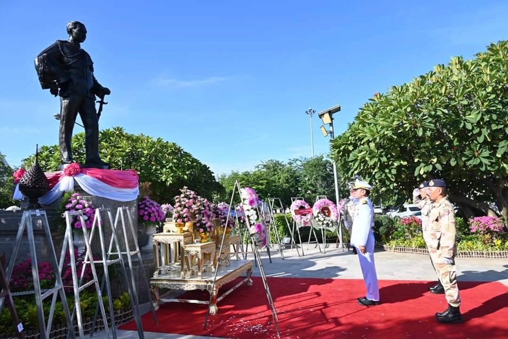 อ่างทองจัดพิธีวางพวงมาลาน้อมรำลึกในพระมหากรุณาธิคุณ เนื่องในวันคล้ายวันสวรรคต ร.5