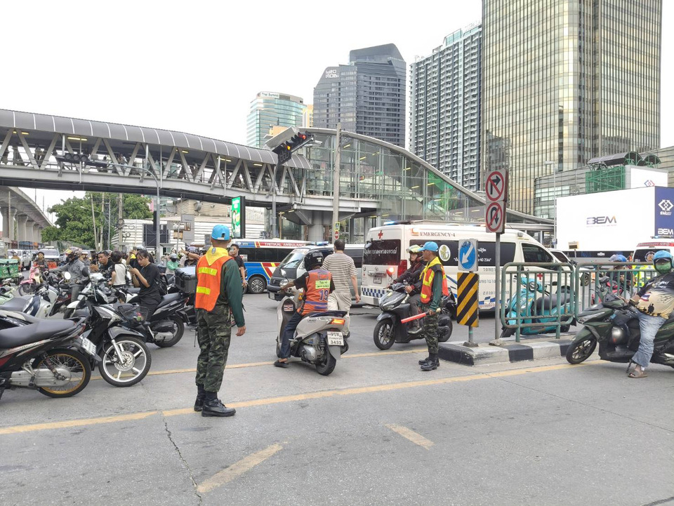 ทบ.ส่งทหารเข้าช่วยเหตุรถไฟชนรถโดยสารใกล้สถานีมักกะสัน สนับสนุนกู้ภัย-จราจร ดูแลพื้นที่เกิดเหตุ