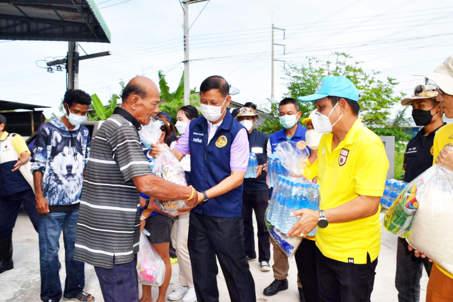  นอภ.หัวหินนำทีมแจกถุงยังชีพช่วยเหลือผู้ประสบอุทกภัย