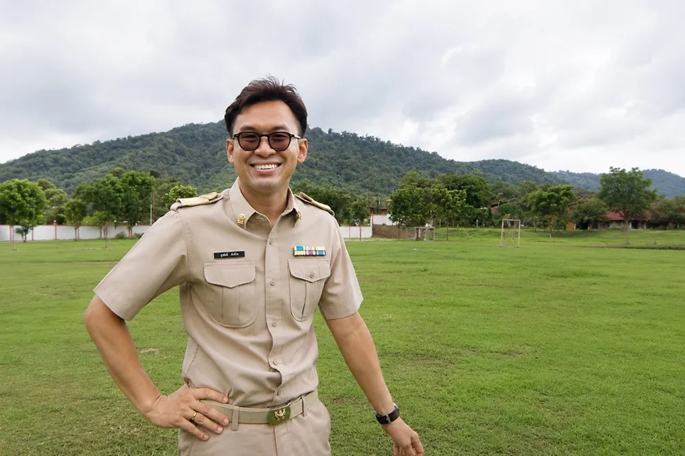 นายสุรศักดิ์ คำท้าว หรือ ครูสุรเบล โรงเรีย