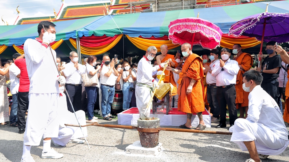 ปชช.แห่ร่วมพิธีเททองหล่อรูปเหมือน "พระสุนทรศีลาจาร" อดีตเจ้าอาวาสวัดสายไหมแน่นวัด