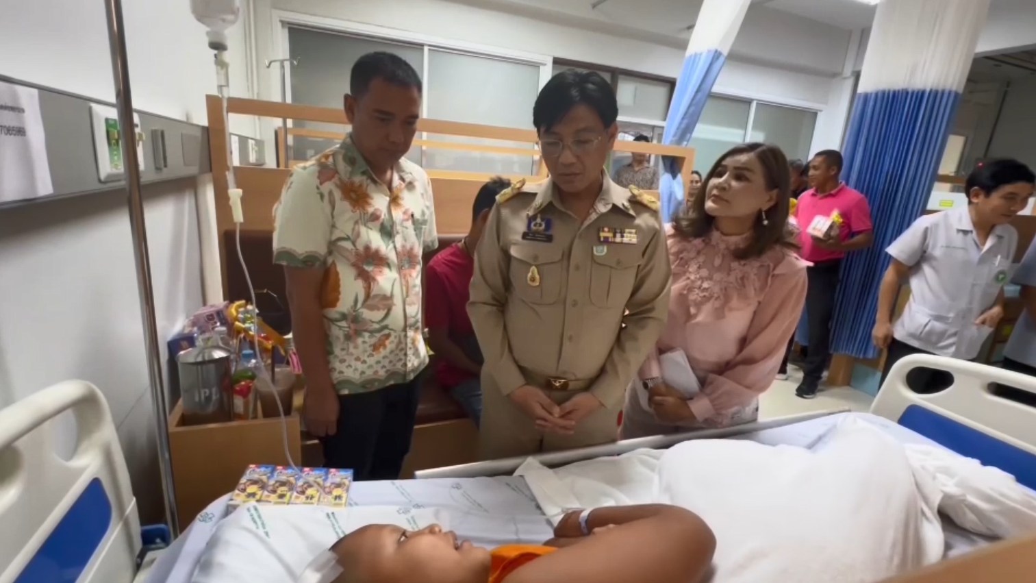 ผวจ.สงขลา มอบให้ รองผู้ว่าฯลงพื้นที่เยี่ยมพระ-สามเณร บาดเจ็บจากเหตุคนร้ายกระหน่ำยิงรถยนต์กระบะ ใน อ.สะบ้าย้อย