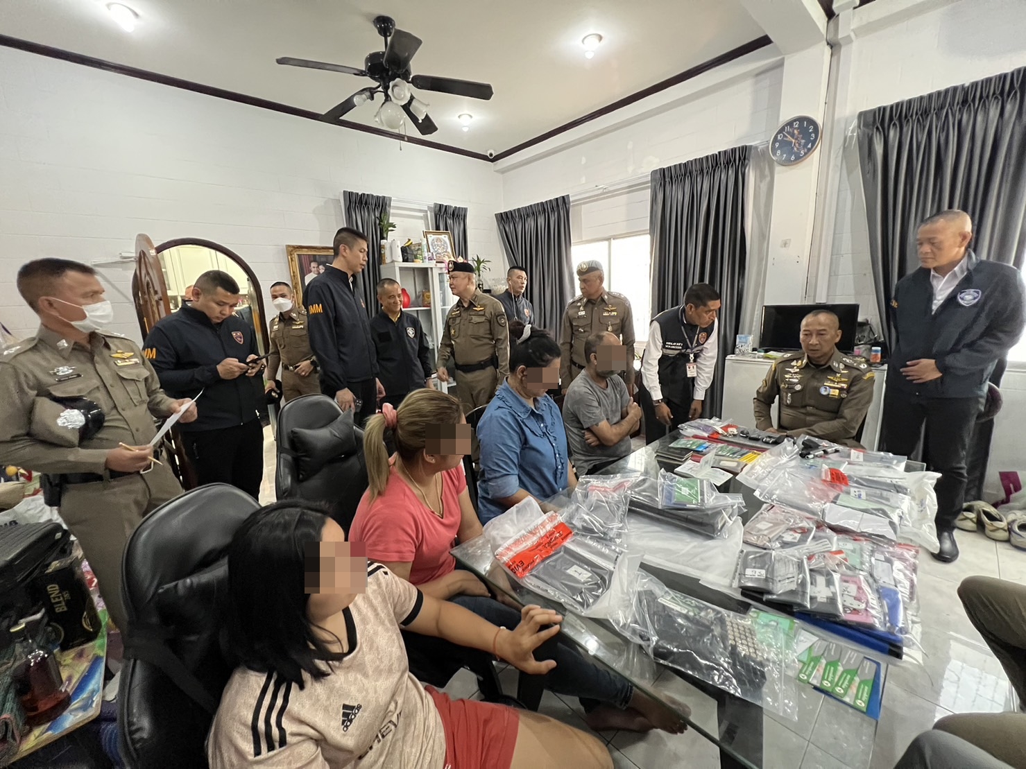 รองต่อ สนธิกำลังคอมมานโด-ตร.ไซเบอร์-สตม.จับมือ เอฟบีไอ-ยูเอสซีเคร็ท เซอร์วิส ทลายรังคอลเซ็นเตอร์ ตุ๋นเหยื่อมะกันสูญ 3 พันล้าน