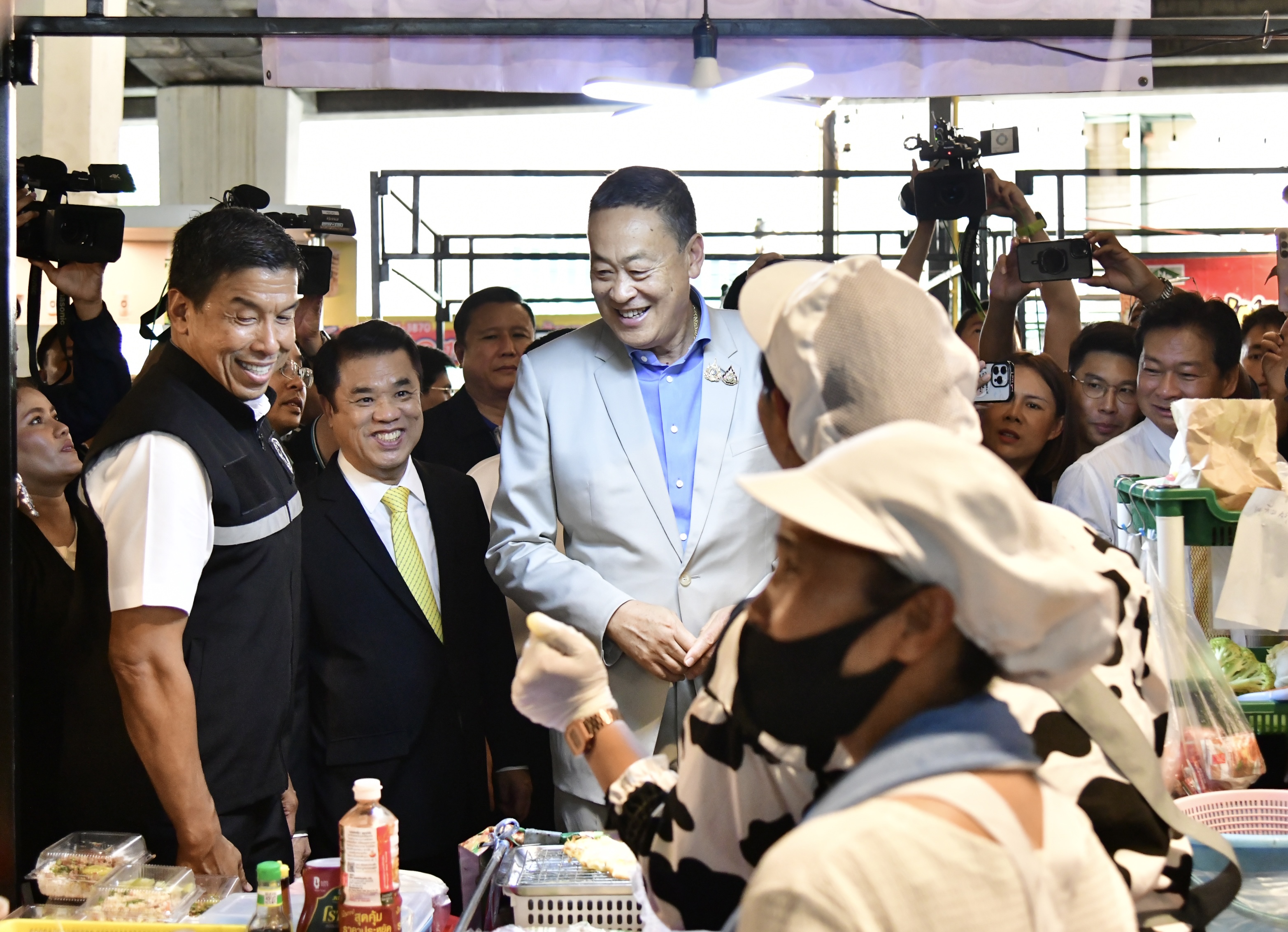“เศรษฐา” ควง “สุริยะ-ชัชชาติ -ผู้ว่าฯกทพ.” เดินตลาดใต้ทางด่วนเพลินจิต แนะทำสวนสาธารณะ-ลานกีฬาเพิ่ม 