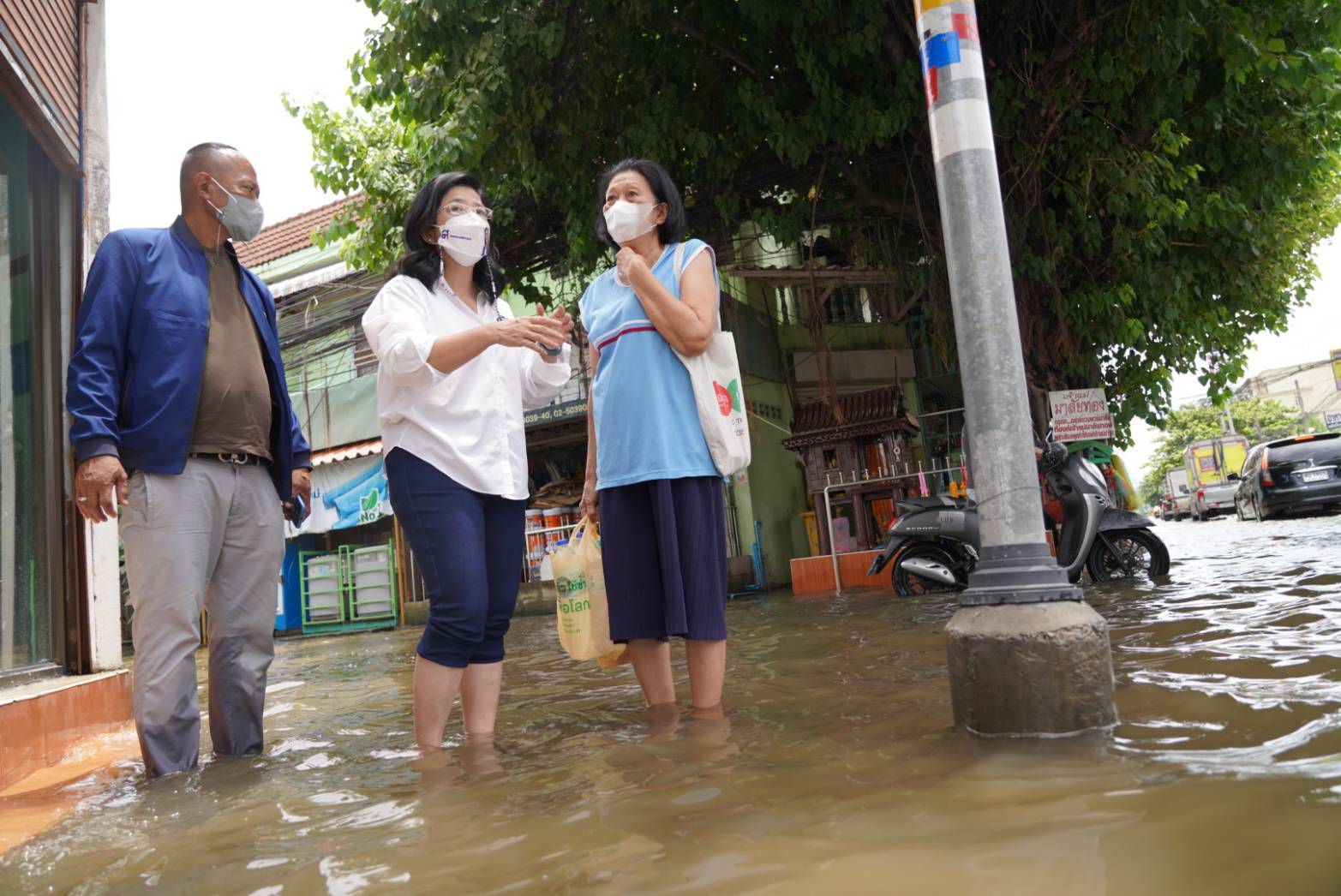 ภารกิจแรก!“สุดารัตน์” นำทีมไทยสร้างไทยลุยน้ำท่วมช่วยชาวดอนเมือง